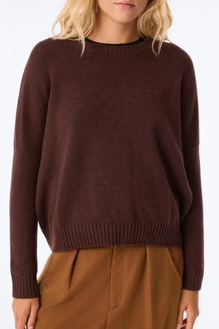 front profile model wearing Romelie Sweater Espresso Round neck sweater
Sweater Romelie burgundy
Oversized cut
100% cashmere
6-threads jersey knitting