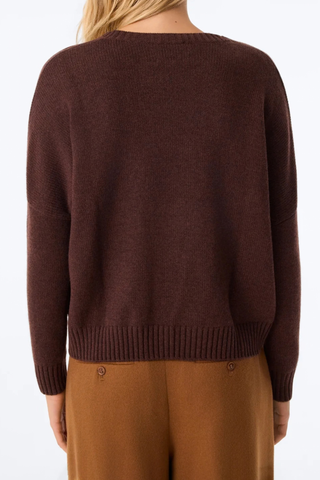 back profile model wearing Romelie Sweater Espresso Round neck sweater
Sweater Romelie burgundy
Oversized cut
100% cashmere
6-threads jersey knitting