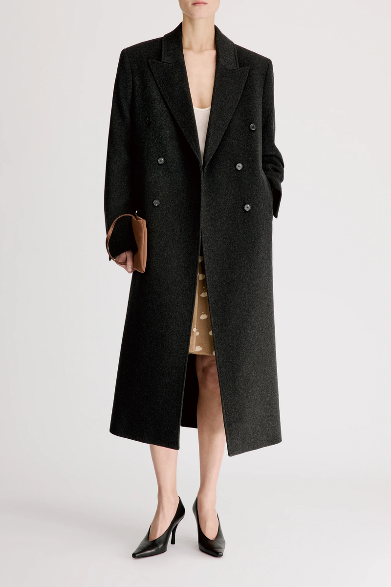 front profile model wearing Rosco Loro Piana Blend Long Coat Anthracite grey Loro Piana fabric
Double breasted opening
Peak lapels
Side seam pockets
Back vent
90% Wool, 10% Cashmere