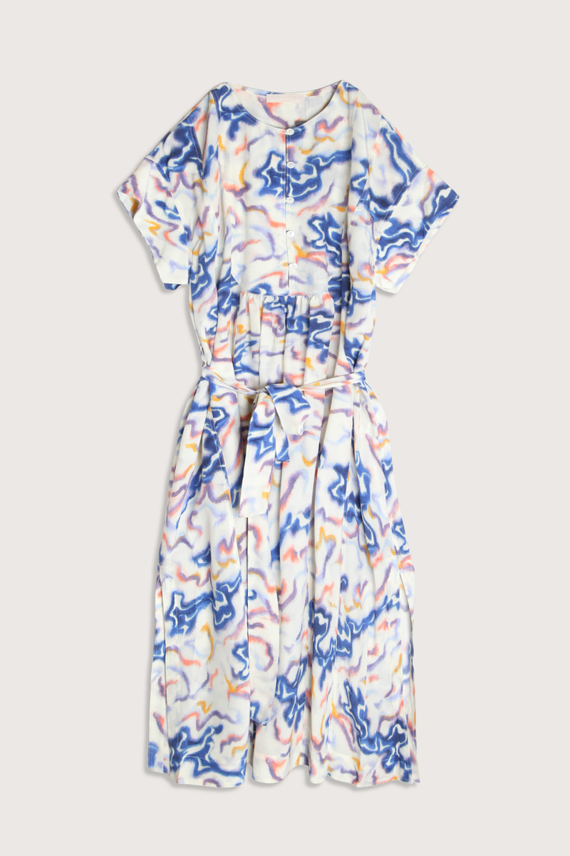 flat lay Sabi Printed Belted Dress prism blue pink yellow print Short sleeve
Midi length
100% Silk
Button closure top
Waist belt included