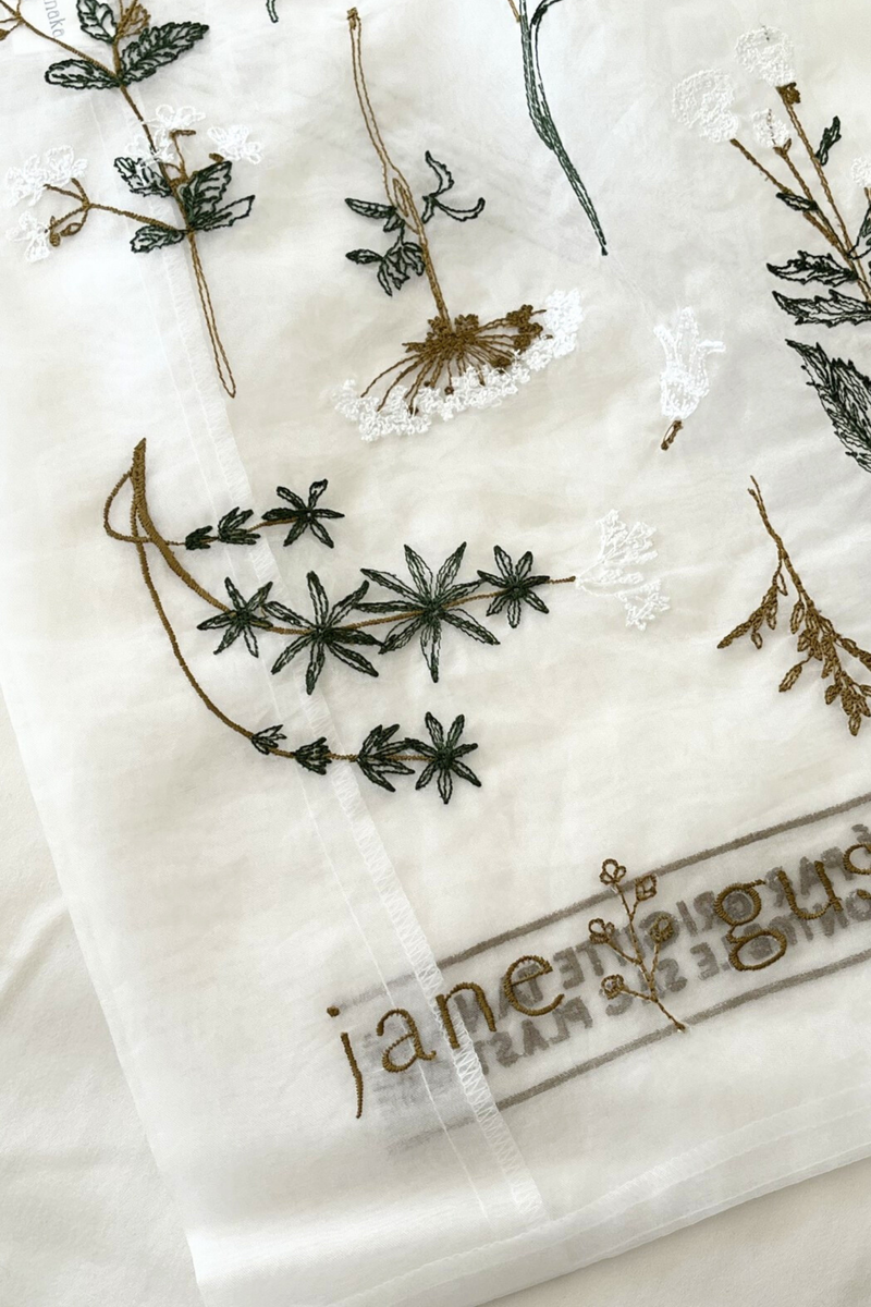 front profile close up of Sac tote bag Elle Blanc Crafted from delicate organza
Embroidered herbarium and floral motifs
Lightweight
Subtle transparency