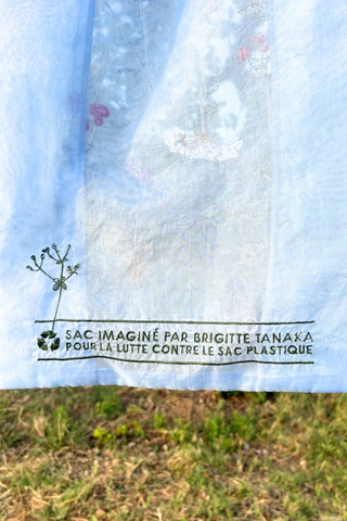 back profile close up of Sac tote bag Elle Blue Crafted from delicate organza
Embroidered herbarium and floral motifs
Lightweight
Subtle transparency