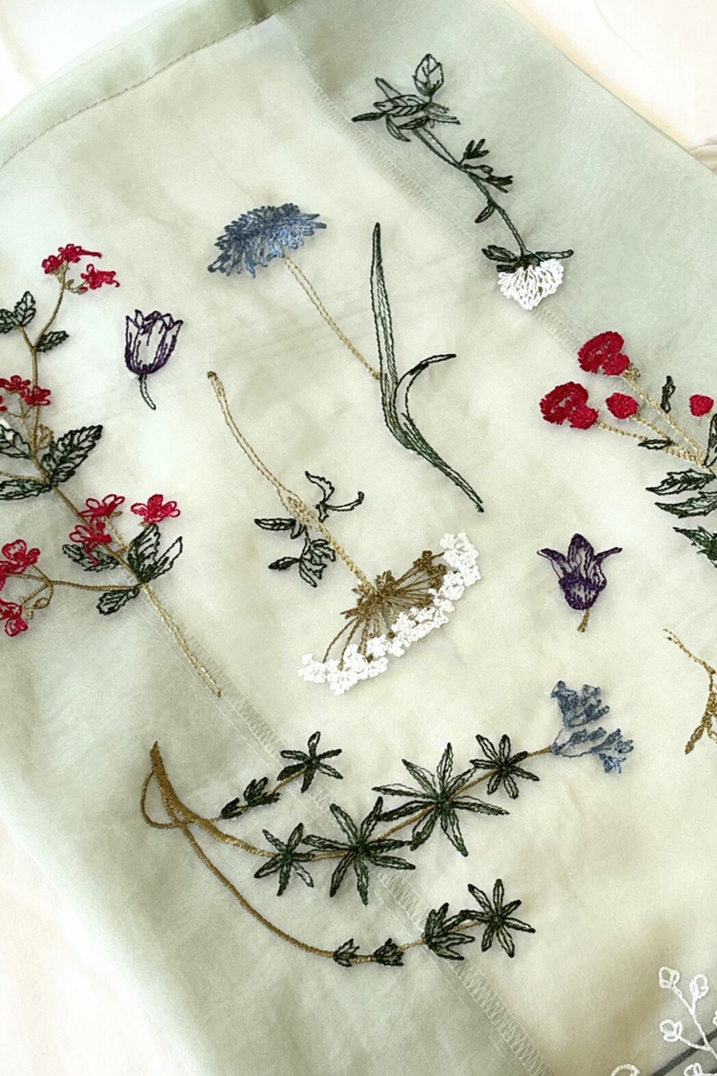 front profile close up of  Sac tote bag Elle Jade Crafted from delicate organza
Embroidered herbarium and floral motifs
Lightweight
Subtle transparency