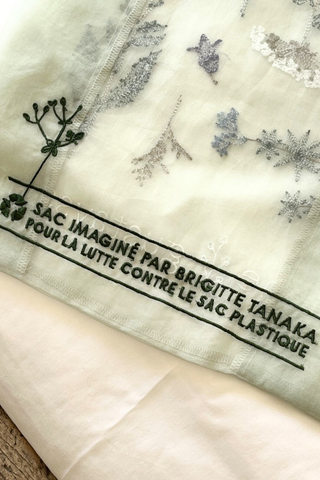 back profile close up of Sac tote bag Elle Jade Crafted from delicate organza
Embroidered herbarium and floral motifs
Lightweight
Subtle transparency