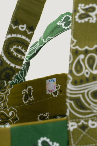 close up inside detail of logo for Sac Picnic Tote Bronze/Vert bandana cotton two outside pockets two side pockets with small and long handles