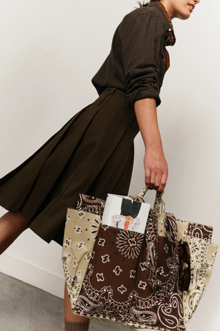 model wearing Sac Picnic Tote Marron/Beige cotton bandana two outside pockets two side pockets with long and short handles