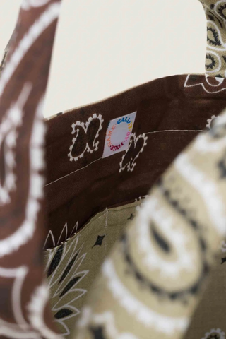 close up of inside logo Sac Picnic Tote Marron/Beige cotton bandana two outside pockets two side pockets with long and short handles