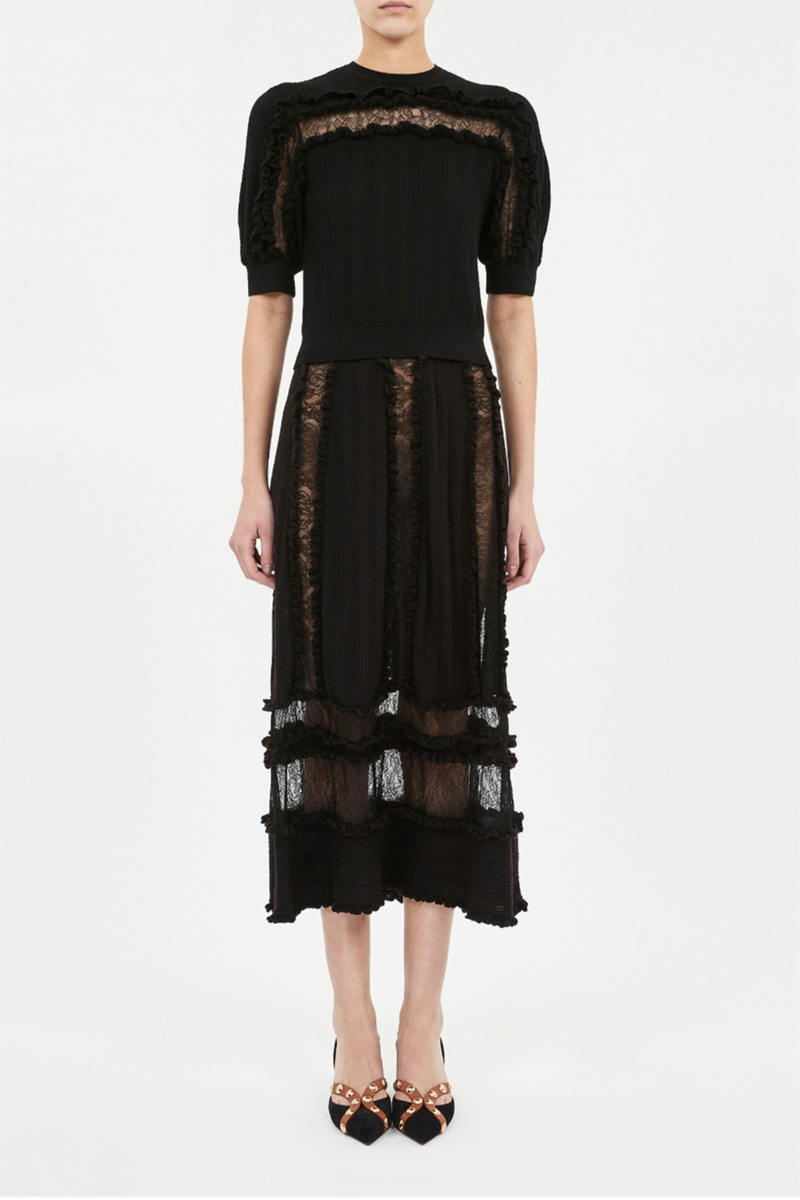 front profile model wearing Salima Short Sleeve Knit Top Noir wool Softly ribbed surface, Inlaid with lace
Dancing ruffles, Gently puffed sleeves