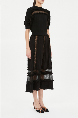 side profile model wearing Salima Short Sleeve Knit Top Noir wool Softly ribbed surface, Inlaid with lace
Dancing ruffles, Gently puffed sleeves