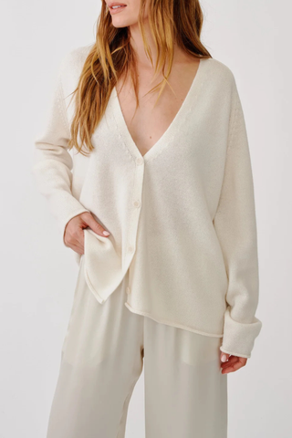 front profile model wearing  Samson Relaxed Raglan Cardigan white Relaxed saddle raglan cardigan
Jersey stitch
Button-front closure
100% Cashmere