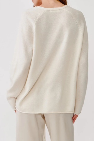 back profile model wearing  Samson Relaxed Raglan Cardigan white Relaxed saddle raglan cardigan
Jersey stitch
Button-front closure
100% Cashmere