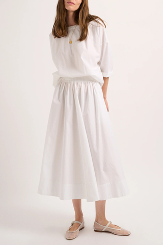 front profile model wearing Saria Solid Poplin Top White Crew neck
Relaxed fit
Dropped shoulders
100% cotton