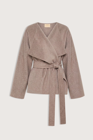 flat lay Sasha Wool Short Belted Coat dove beige melange Wool and cashmere double-face coating
Structure coat
Draped lapels
Self-tie belt
Wrap silhouette falls just below the waist
95% wool, 5% cashmere
Short wrap silhouette
Lightly nips at waist