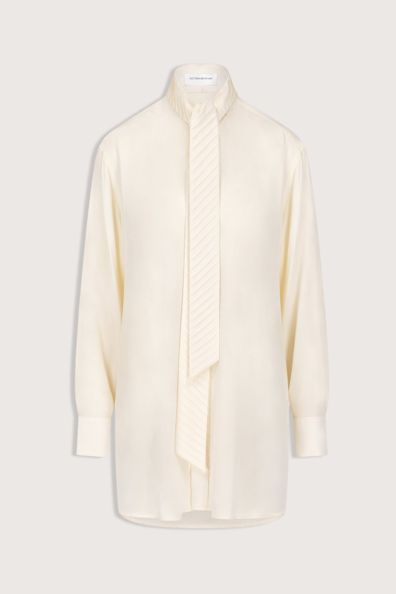 flat lay Scarf Detail Blouse ivory Washed crêpe de chine
Distinctive scarf detail at the neckline
Fluid drape
Tie neck and collar detail
Front button fastening
100% Silk