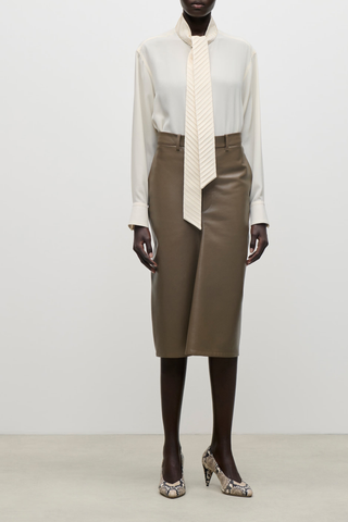 front profile model wearing Scarf Detail Blouse ivory Washed crêpe de chine
Distinctive scarf detail at the neckline
Fluid drape
Tie neck and collar detail
Front button fastening
100% Silk