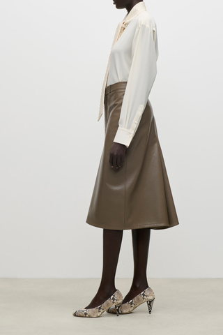 side profile model wearing Scarf Detail Blouse ivory Washed crêpe de chine
Distinctive scarf detail at the neckline
Fluid drape
Tie neck and collar detail
Front button fastening
100% Silk
