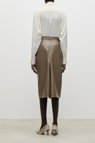 back profile model wearing Scarf Detail Blouse ivory Washed crêpe de chine
Distinctive scarf detail at the neckline
Fluid drape
Tie neck and collar detail
Front button fastening
100% Silk