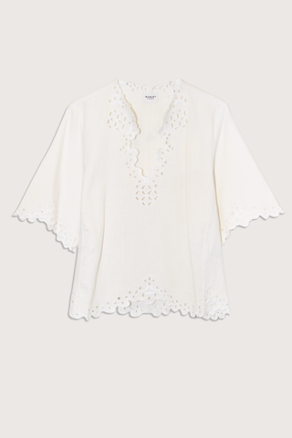flat lay Shana Top white Top in brushed cotton with openwork embroidery
Low-cut V-neckline
Short sleeves
Side pockets
Openwork embroidery on the collar, sleeves, and hem
Short length, loose fit