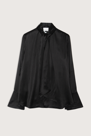 flat lay Shirt With Scarf Black Fluid blouse
Integrated neck scarf
Exaggerated cuffs
Clean hidden placket
Soft drape
57% silk 43% viscose