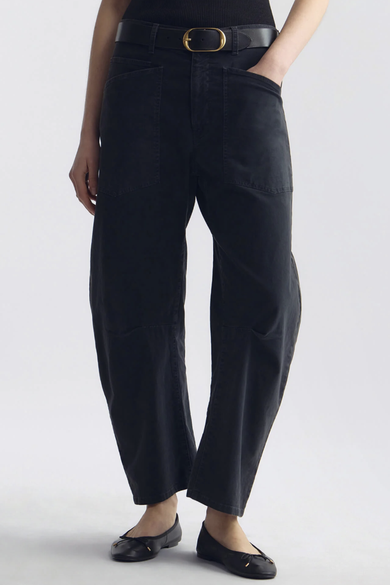 front profile model wearing  Shon Brushed Pant Twill Carbon 
Strategically placed seams forming a curved silhouette
High-rise
Gently tapered
Topstitched patch pockets
cotton