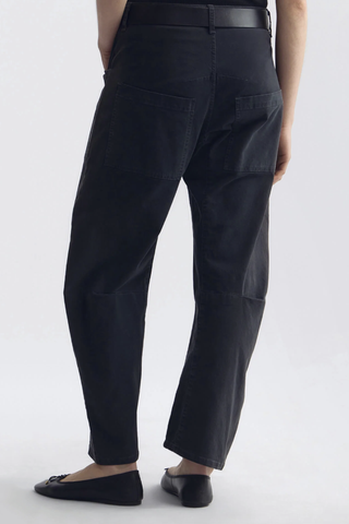 back profile model wearing  Shon Brushed Pant Twill Carbon 
Strategically placed seams forming a curved silhouette
High-rise
Gently tapered
Topstitched patch pockets
cotton
