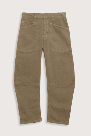 flat lay Shon Brushed Twill Khaki Cotton twill
Twin of the Emerson Jean
Strategically placed seams forming a curved silhouette
High-rise
Gently tapered
Topstitched patch pockets