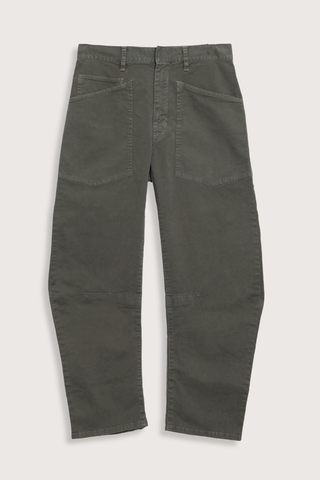 flat lay Shon Brushed Twill Thyme Cotton twill
Twin of the Emerson Jean
Strategically placed seams forming a curved silhouette
High-rise
Gently tapered
Topstitched patch pockets