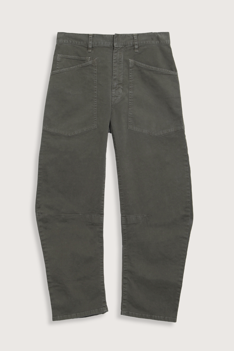 flat lay Shon Brushed Twill Thyme Cotton twill
Twin of the Emerson Jean
Strategically placed seams forming a curved silhouette
High-rise
Gently tapered
Topstitched patch pockets