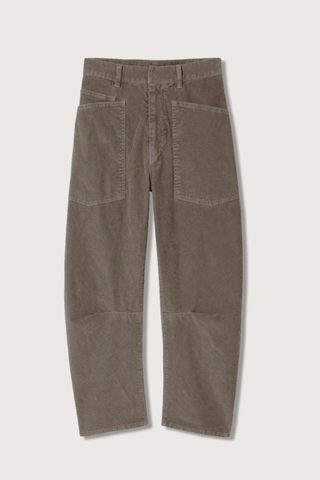 flat lay Shon Corduroy Pant Army Grey  Flat front
Mid-rise
Relaxed fit pant
Stretch corduroy
Curved silhouette
Easy tapered legs
Seam detail at knees
