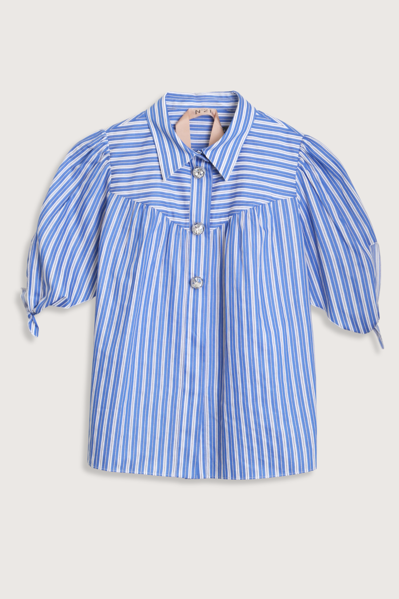 flat lay Short Sleeve Striped Top blue white stripe cotton Short sleeve
Classic collar
Blue and white pattern runs throughout the garment
Front closure features large jewel buttons
Puffed sleeves close with a tied ribbon