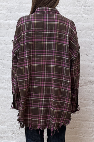 back profile model wearing Shredded Seam Drop Neck Shirt brown pink plaid Japanese fabric
Oversized fit
Classic collar
Button down
Frayed hem and cuff
Chest pocket
100% Cotton