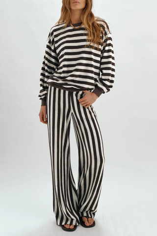 front profile model wearing Sifnos Striped Terry Sweatshirt truffle ivory stripe oversized fit
Drop-shoulder sweatshirt
Plush terry
Relaxed fit
Crewneck
cotton polyester blend