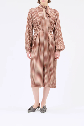 front profile model wearing Silk Printed Long Sleeve Dress rose silk Maxi dress
Tunic neckline
Removable tie at the neck
Waist seam with pleats and gathers
Wide sleeves with elastic cuffs