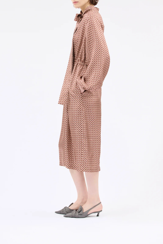side profile model wearing Silk Printed Long Sleeve Dress rose silk Maxi dress
Tunic neckline
Removable tie at the neck
Waist seam with pleats and gathers
Wide sleeves with elastic cuffs