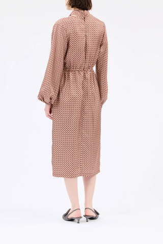 back profile model wearing Silk Printed Long Sleeve Dress rose silk Maxi dress
Tunic neckline
Removable tie at the neck
Waist seam with pleats and gathers
Wide sleeves with elastic cuffs
