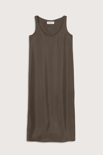 flat lay Silk Scoop Neck Dress earth green Floor-length dress
Signature pure silk
Designed to flow effortlessly
Sleeveless
Deep scoop neckline