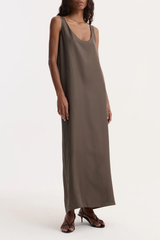 front profile model wearing  Silk Scoop Neck Dress earth green Floor-length dress
Signature pure silk
Designed to flow effortlessly
Sleeveless
Deep scoop neckline