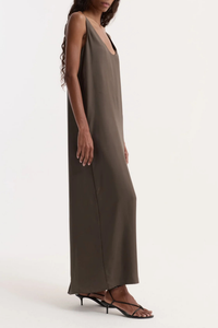 side profile model wearing  Silk Scoop Neck Dress earth green Floor-length dress
Signature pure silk
Designed to flow effortlessly
Sleeveless
Deep scoop neckline