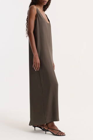 side profile model wearing  Silk Scoop Neck Dress earth green Floor-length dress
Signature pure silk
Designed to flow effortlessly
Sleeveless
Deep scoop neckline