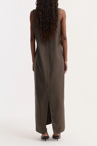 back profile model wearing  Silk Scoop Neck Dress earth green Floor-length dress
Signature pure silk
Designed to flow effortlessly
Sleeveless
Deep scoop neckline