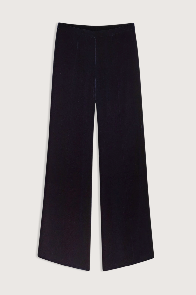 flat lay Silk Velvet Pant navy Glossy silk and viscose velvet
Loose-leg
Wide hem
Refined pressed pleat on the front and back
Rear-elasticated waistband
Medium waist trousers
Zip and button closure