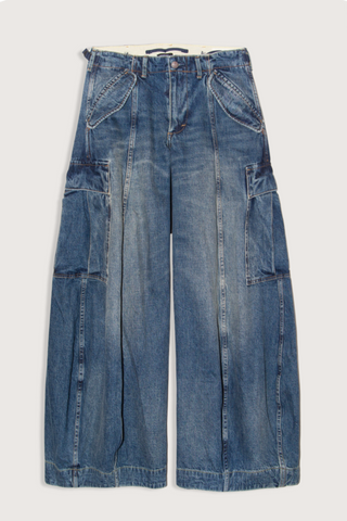 flat lay Siouxsie Field Cargo Jean dawson blue Oversized fit
Barrel leg
Utility cargo pockets
12 oz. Japanese rigid Denim
Vintage med-light wash and darker base panel on cargo pockets
100% Cotton