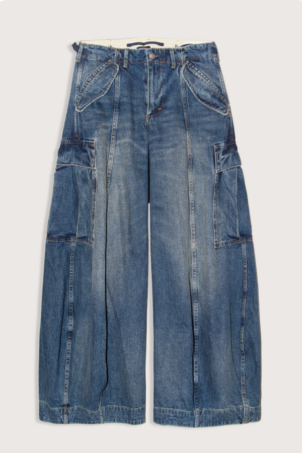 flat lay Siouxsie Field Cargo Jean dawson blue Oversized fit
Barrel leg
Utility cargo pockets
12 oz. Japanese rigid Denim
Vintage med-light wash and darker base panel on cargo pockets
100% Cotton