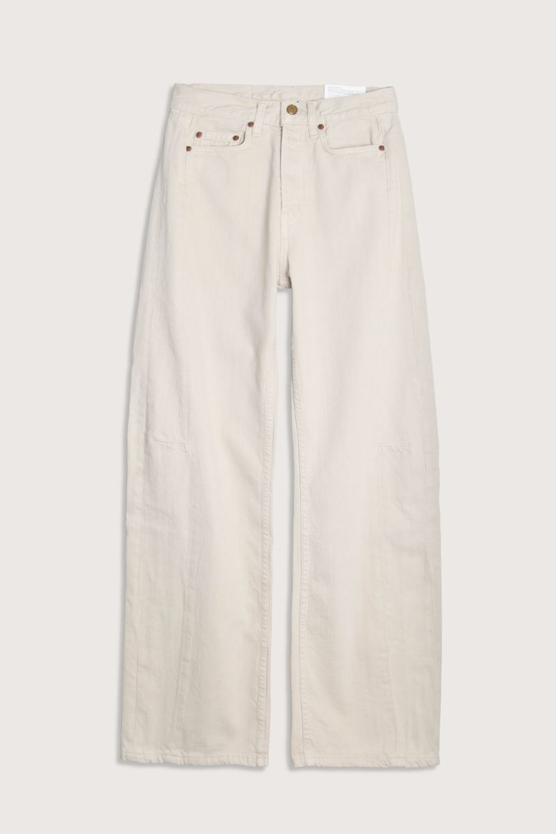 flat lay Slim Lasso Chalk white Overdye Jean cotton Sit at the natural waist
Pieced outseam
Kinked leg shape
Frayed hem 