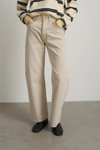 front profile model wearing Slim Lasso Chalk white Overdye Jean cotton Sit at the natural waist
Pieced outseam
Kinked leg shape
Frayed hem 