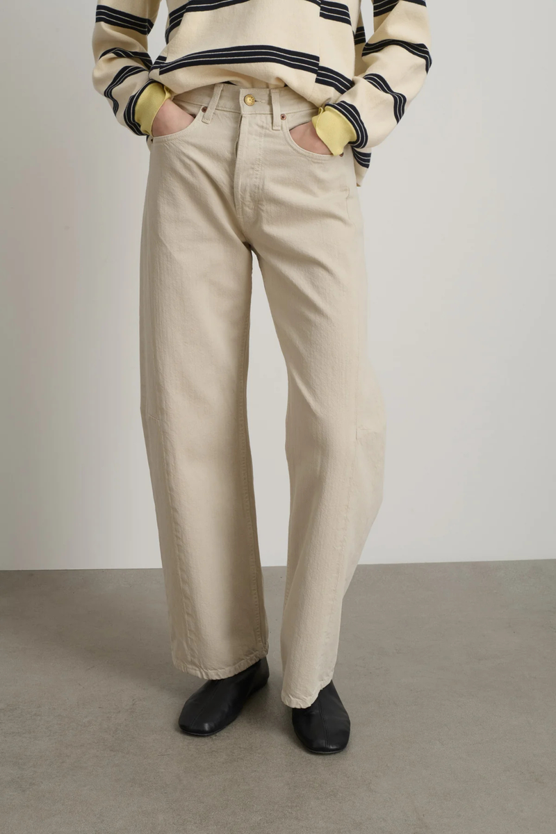 front profile model wearing Slim Lasso Chalk white Overdye Jean cotton Sit at the natural waist
Pieced outseam
Kinked leg shape
Frayed hem 