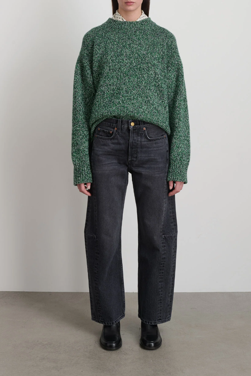 front profile model wearing  Slim Lasso Still Black Jean relaxed mid waist barrel fit faded black with pieced outseam