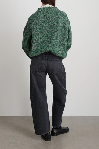 back profile model wearing  Slim Lasso Still Black Jean relaxed mid waist barrel fit faded black with pieced outseam