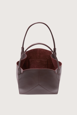 inside suede lining for Small Victoria Soft Calf Leather Tote burgundy Tonal suede lining
Unstructured silhouette
Minimal hardware
Discreetly decorative V-stitched panels