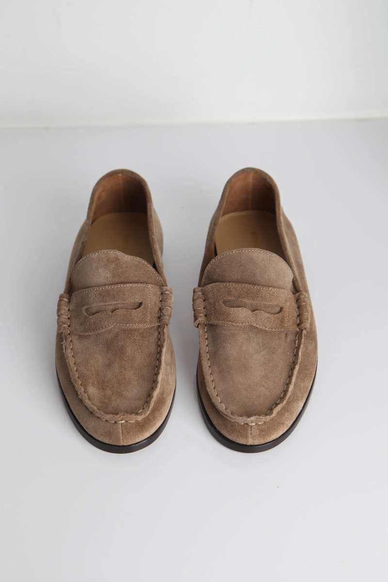top profile Soft Loafer Suede taupe traditional penny strap
Super soft leather
Leather upper and lining  Wide signature side number on the side